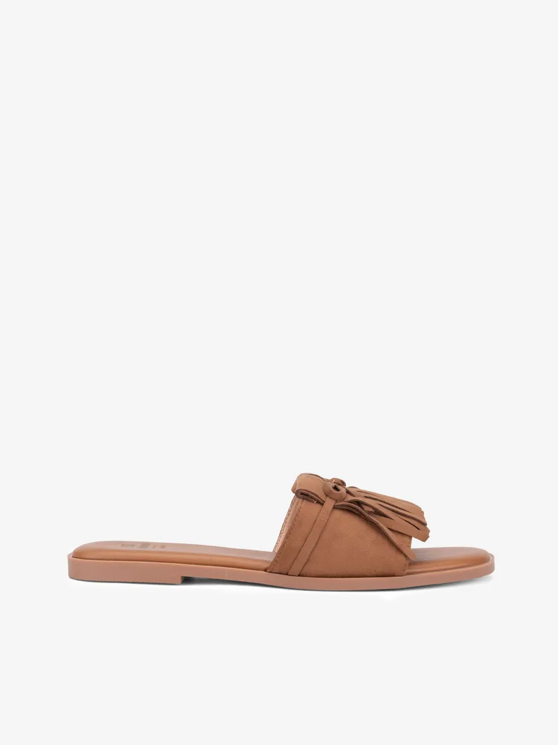 327025772SCL_camel_01