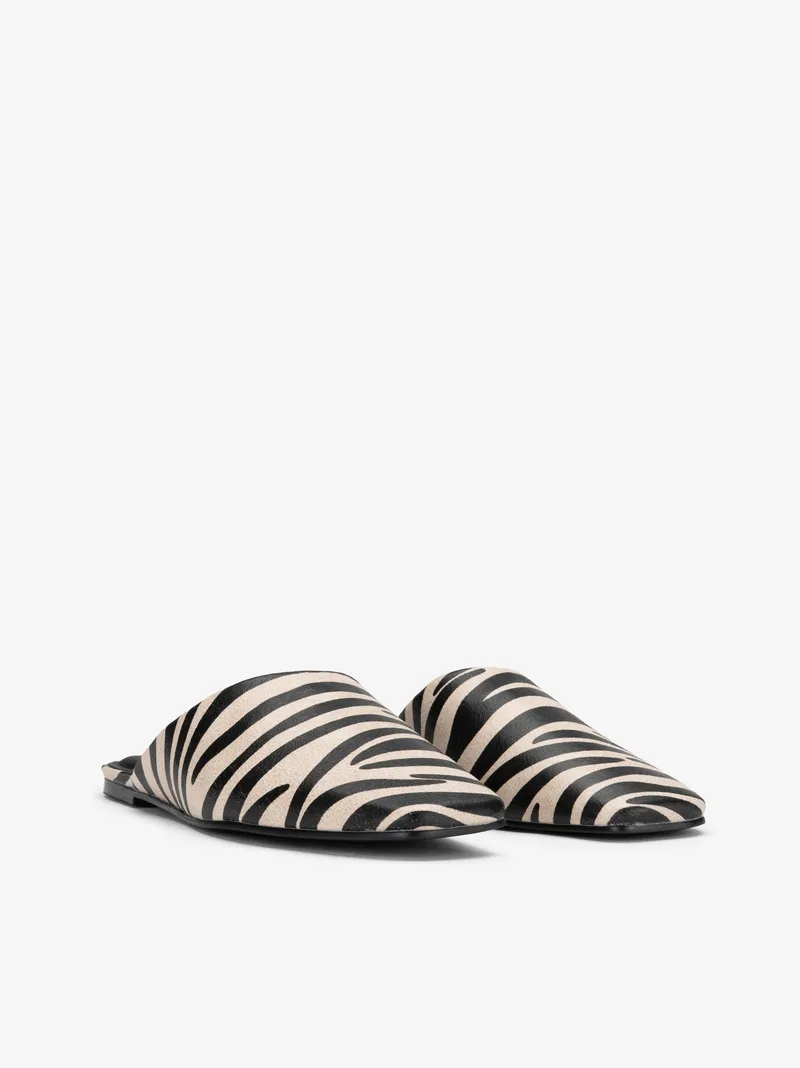 38226831201SPE_zebra_02