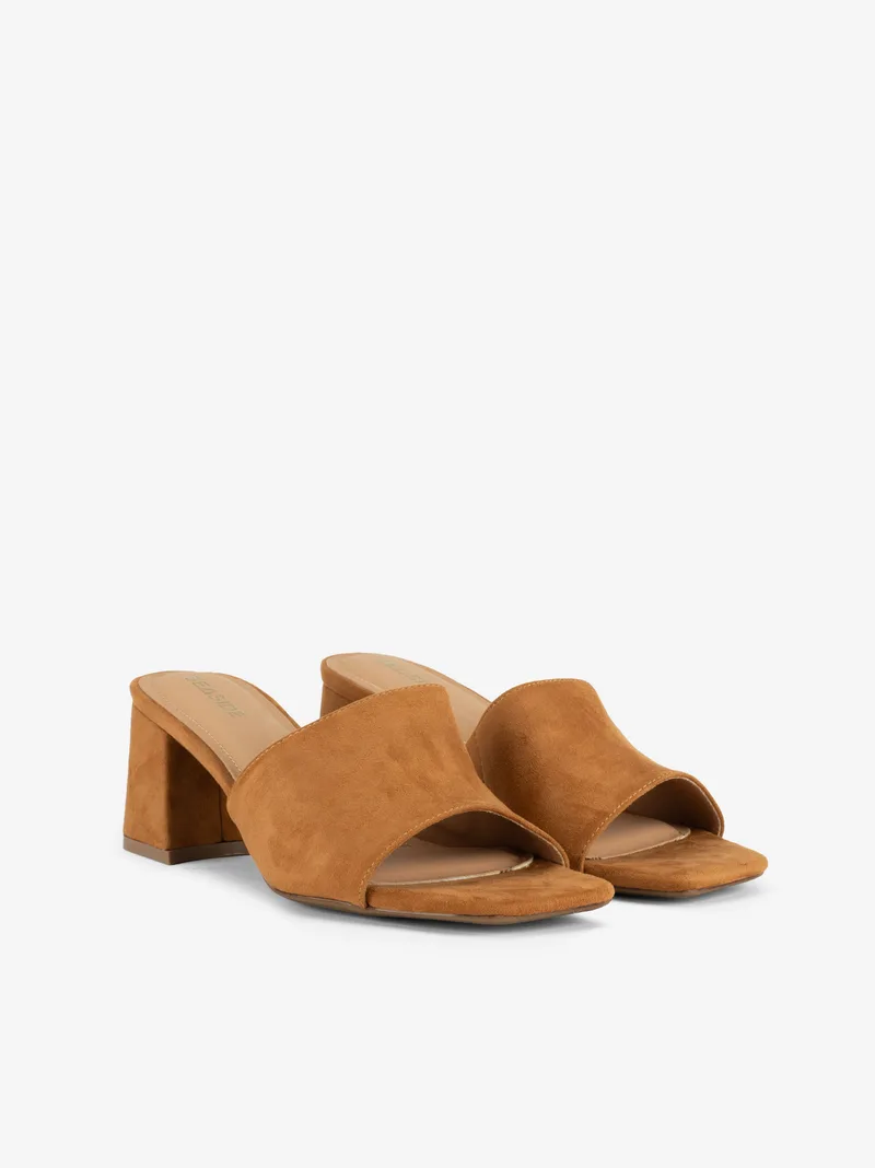 38612506171SCL_camel_02